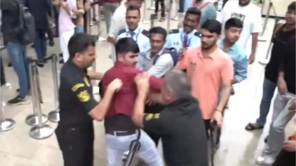 BKC Apple Store Fight: आयफोन १७ सिरीजसाठी मुंबईत गर्दीत राडा, व्हिडिओ व्हायरल