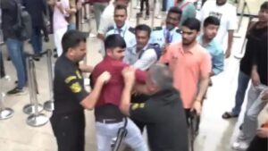 BKC Apple Store Fight: आयफोन १७ सिरीजसाठी मुंबईत गर्दीत राडा, व्हिडिओ व्हायरल