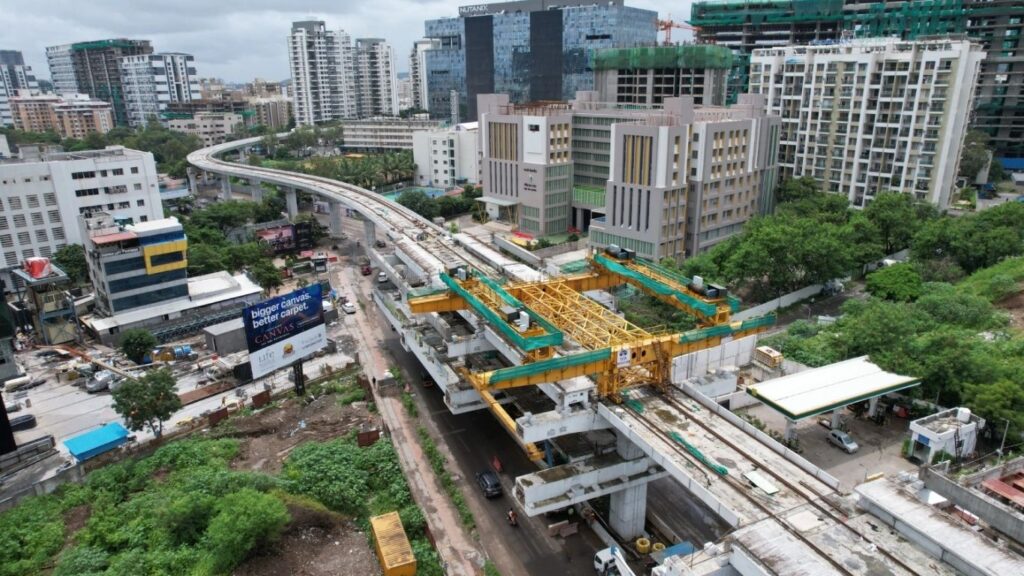 टाटा कन्स्ट्रक्शनला पुणे महानगरपालिकेचा 15 लाखांचा दंड; मेट्रो कामातील राडारोडा रस्त्यावर