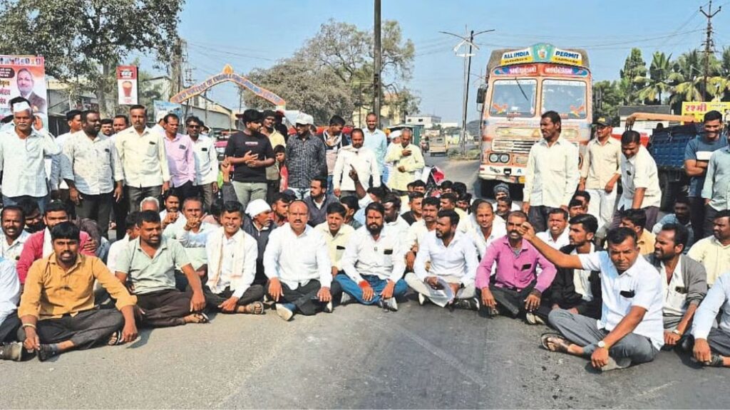 येवला येथे कांद्याला हमीभावासाठी प्रहार संघटनेचा भव्य रस्ता रोको