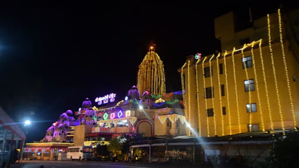 नवरात्रोत्सवासाठी मोहटादेवी गड सज्ज; आकर्षक विद्युत रोषणाईसह दर्शन रांग