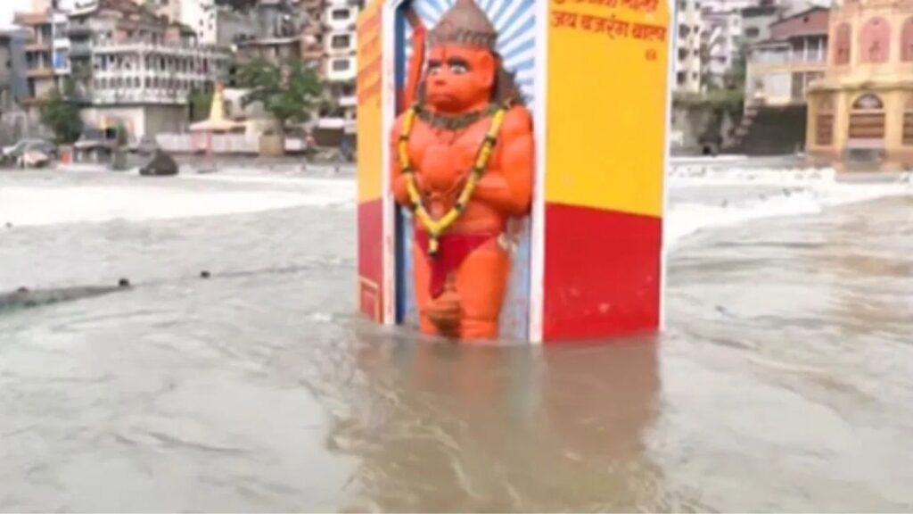 नाशिकमध्ये दुतोंड्या मारुतीवर पाणी, येलो अलर्ट जारी