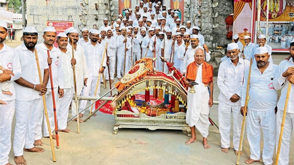 साताऱ्यातील पांडे गावातील उभ्याच्या नवरात्रीची अनोखी परंपरा, मुस्लीम समाजही भक्तिभावाने सहभागी