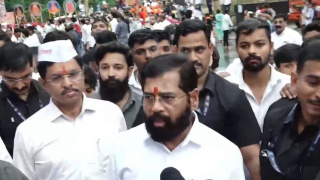 उपमुख्यमंत्री शिंदे धाराशिवमध्ये; पूरग्रस्तांना मदतीसाठी 12 साहित्यांचे किट वाटप