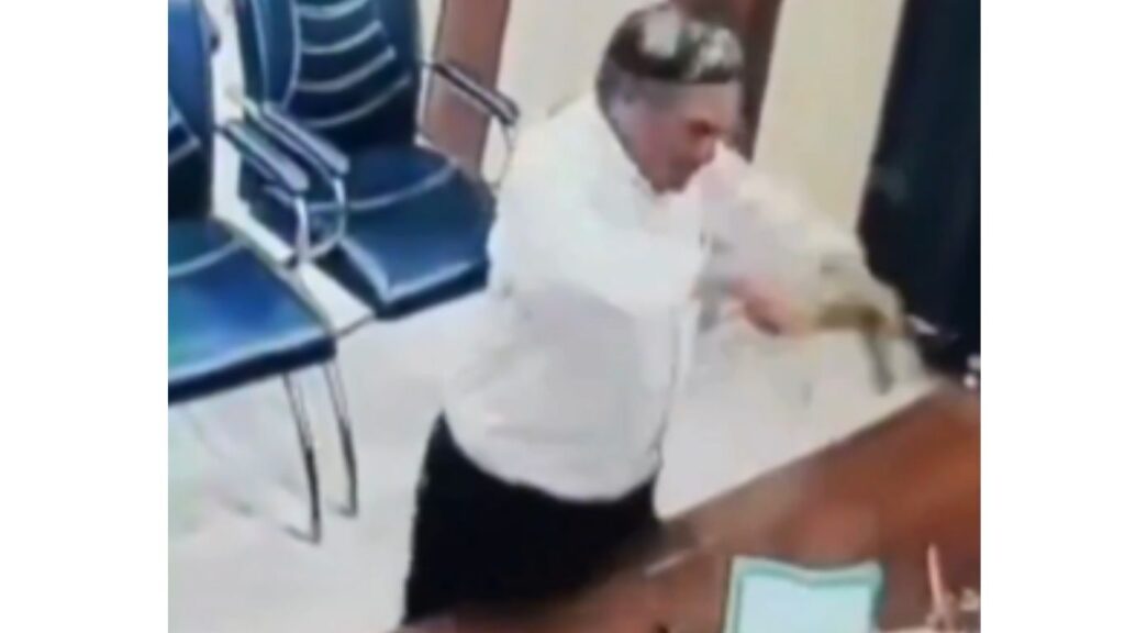 मुख्याध्यापकाने शिक्षण अधिकाऱ्यावर बेल्टने केली मारहाण, CCTV मध्ये धक्कादायक घटना