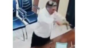 मुख्याध्यापकाने शिक्षण अधिकाऱ्यावर बेल्टने केली मारहाण, CCTV मध्ये धक्कादायक घटना