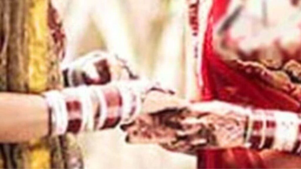 पुण्यात महिला समलिंगी विवाह करताना, नंतर आईवडिलांच्या दबावाखाली नाशिकच्या पुरुषाशी लग्न