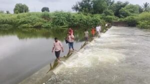 ओढ्याच्या पाण्यातून तराफ्यावर पेशंट वाहतूक; नायगाव तालुक्यात धक्कादायक घटना