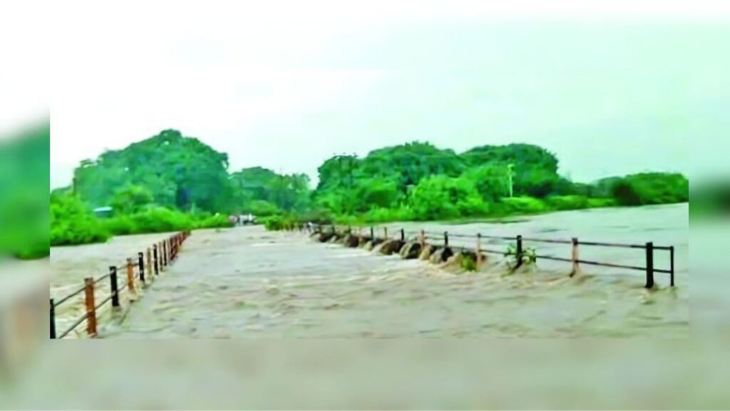 भूम तालुक्यातील पाथरूड परिसरात मुसळधार पाऊस; ईट–पाथरूड संपर्क तुटला