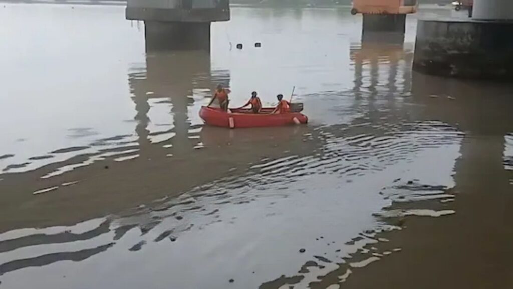 बेलापूर ‘ध्रुवतारा जेट्टी’वर दुचाकीसह 2 तरुण खाडीत कोसळले, एकजण बेपत्ता