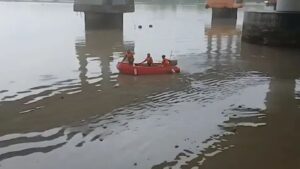 बेलापूर ‘ध्रुवतारा जेट्टी’वर दुचाकीसह 2 तरुण खाडीत कोसळले, एकजण बेपत्ता