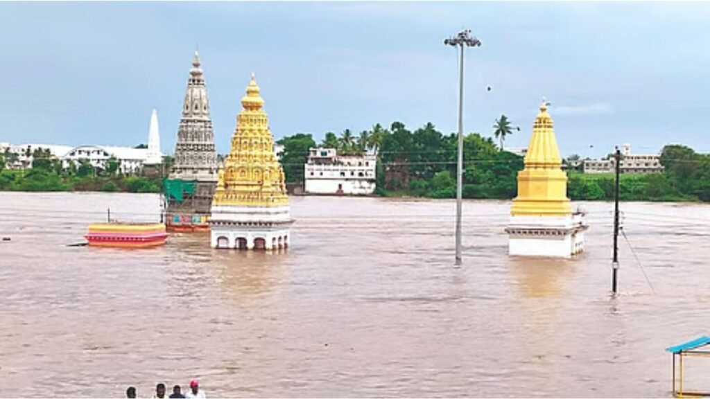 चंद्रभागा नदीला सहाव्यांदा महापूर; पंढरपूरातील मंदिरांना वेढा