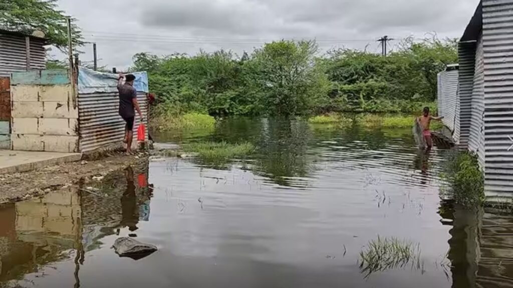 लामकानावाडी तलाव ओव्हरफ्लोने घरात पाणी शिरल्याची धोकादायक घटना