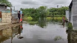 लामकानावाडी तलाव ओव्हरफ्लोने घरात पाणी शिरल्याची धोकादायक घटना