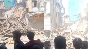 अंधेरीत पी अँड टी कॉलनीत जुनी इमारत कोसळली, कोणीही जखमी नाही