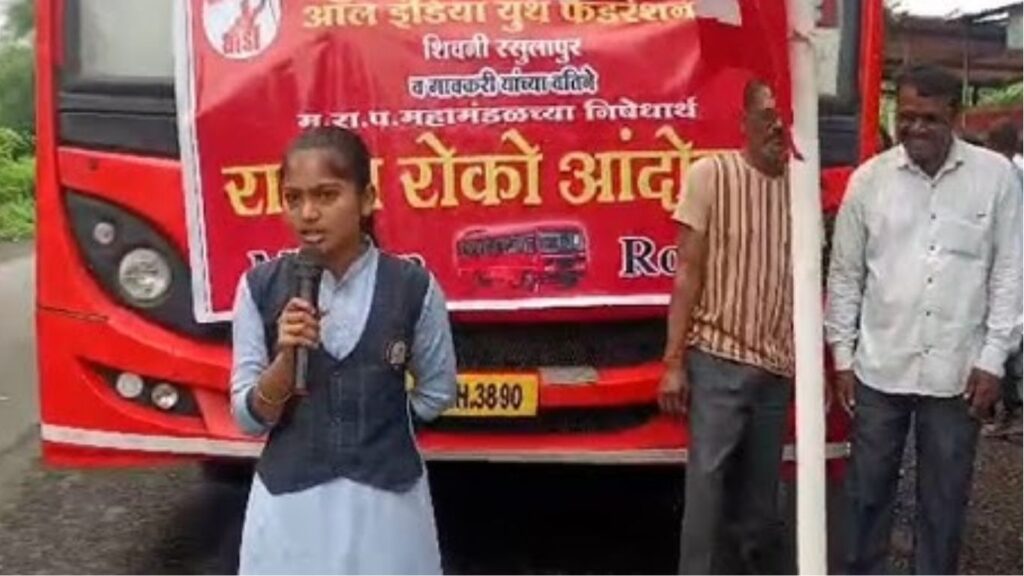 मुखेड तालुक्यात विद्यार्थ्यांचे बस समोर रास्ता रोको आंदोलन, हाळदा-मुखेड बस सेवा मागणी