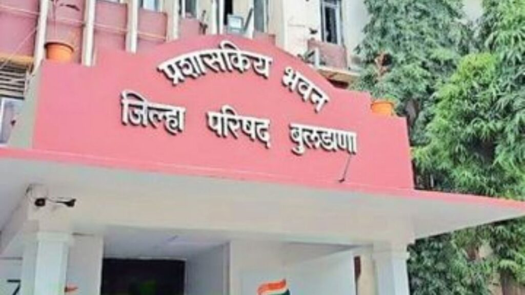 बुलढाणा: सरपंचांविरुद्ध कारवाई न झाल्याने ग्रामस्थांनी सभागृहावर चढाई