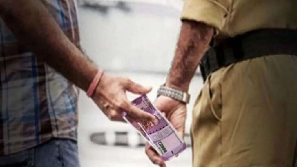 लोणावळा पोलिस सहाय्यक उपनिरीक्षक २० हजार रुपयांच्या लाच घेताना रंगेहात पकडला