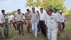 सातारा मंत्री शंभूराज देसाई अनवाणी दौऱ्यात; माण तालुक्यातील आपत्तीग्रस्त शेतकऱ्यांना दिलासा