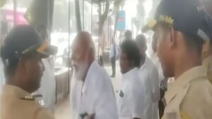 नवी मुंबईत मंत्रालयाच्या प्रवेशद्वारावर वृद्धाने आत्मदहनाचा प्रयत्न; पोलिसांनी रोखले