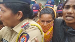 माजी IAS Trainee अधिकारी पूजा खेड़करच्या आईवर नवी मुंबईतील एका धक्कादायक रोड रेज प्रकरणासंदर्भात खटला दाखल