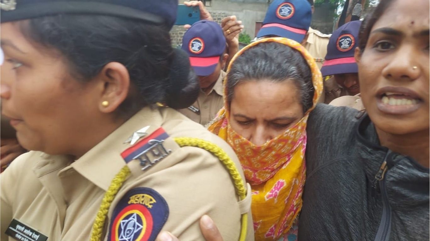 माजी IAS Trainee अधिकारी पूजा खेड़करच्या आईवर नवी मुंबईतील एका धक्कादायक रोड रेज प्रकरणासंदर्भात खटला दाखल