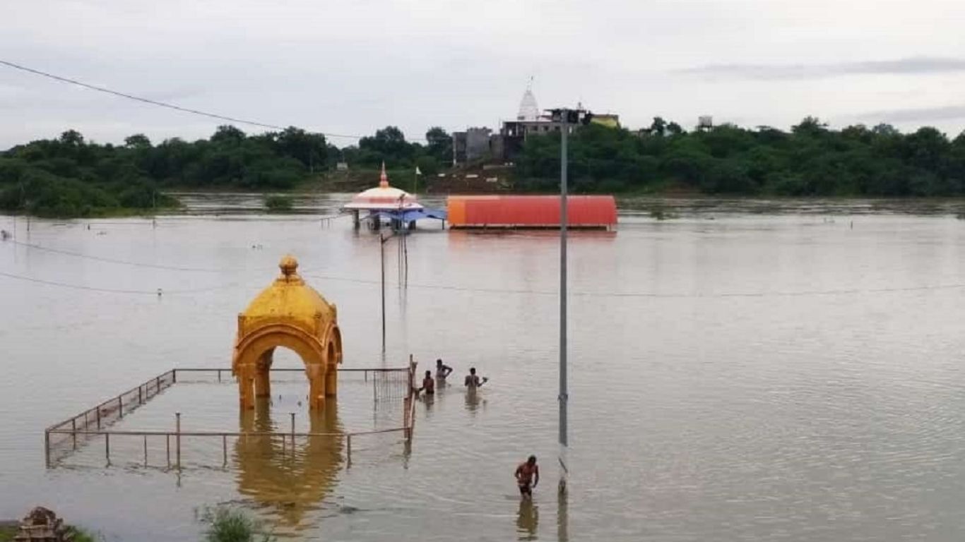 जालना पूर: वाढलेल्या गोदावरीमुळे गोंदेश्वर महादेव मंदिर पाण्याखाली