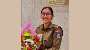 कंदरमध्ये IPS अधिकारी अंजना कृष्णा यांच्या समर्थनार्थ 20 फूट बॅनर लावले