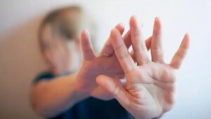 पुण्यातील तरुणीवर खोट्या बलात्काराच्या केसच्या धमकीद्वारे खंडणी उकळण्याचा गुन्हा