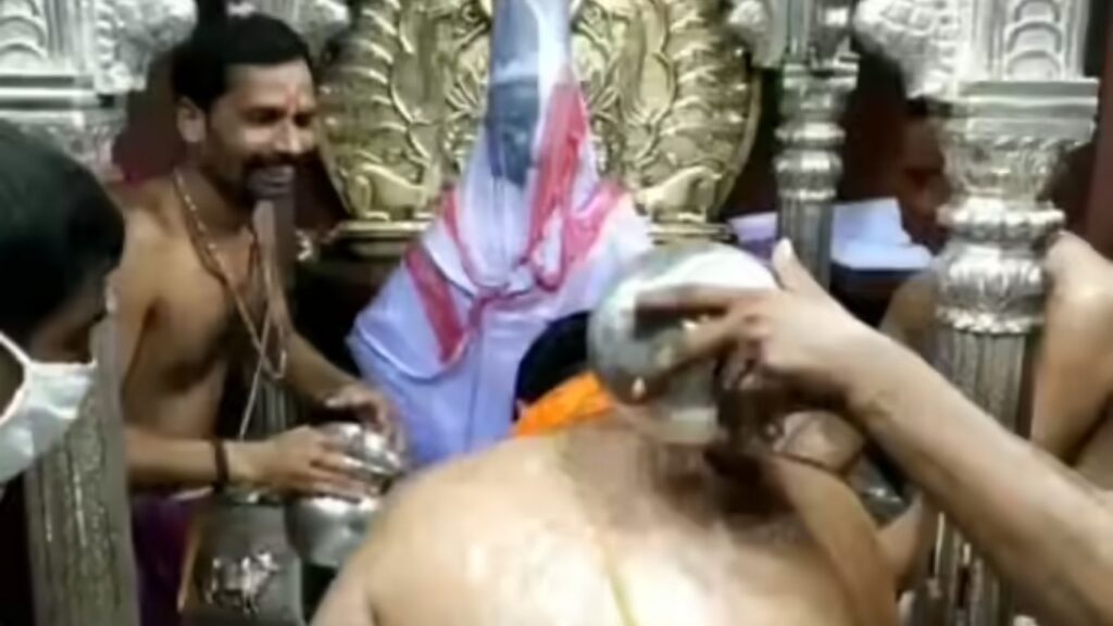 श्री विठ्ठल-रुक्मिणी अभिषेकासाठी गंगाजल वापरला; सामाजिक वाद निर्माण