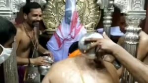 श्री विठ्ठल-रुक्मिणी अभिषेकासाठी गंगाजल वापरला; सामाजिक वाद निर्माण