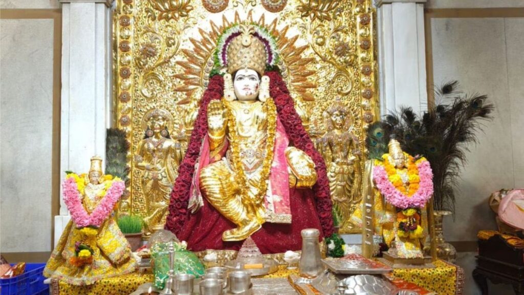Dasara 2025 : पुण्यात सारसबाग महालक्ष्मी मंदिरात १६ किलो सोन्याची साडी परिधान