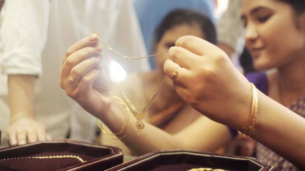 दसऱ्याला सोनं महाग, 25% विक्री घट; मुंबईत आज 24K सोनं 1.19 लाख प्रति 10 ग्रॅम