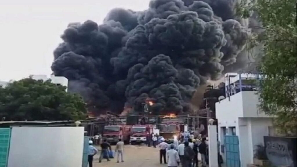 पुण्यात रासायनिक धूरामुळे नागरिक त्रस्त