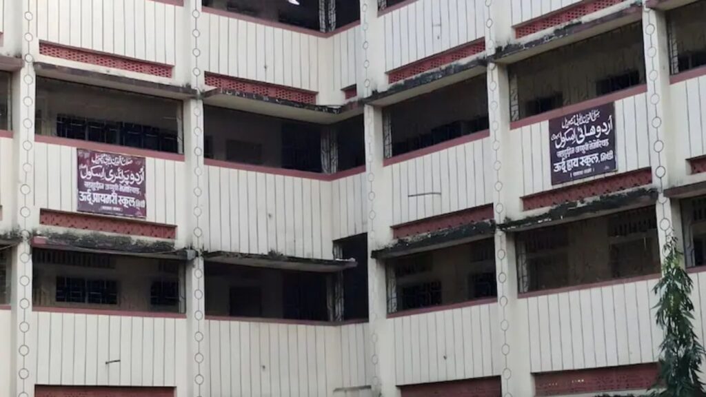 भिवंडी शाळेत विद्यार्थ्याला फी न भरल्यावर जमिनीवर बसवण्याची घटना; मुख्याध्यापक आणि शिक्षकांविरुद्ध गुन्हा