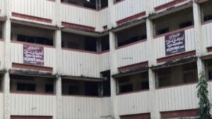 भिवंडी शाळेत विद्यार्थ्याला फी न भरल्यावर जमिनीवर बसवण्याची घटना; मुख्याध्यापक आणि शिक्षकांविरुद्ध गुन्हा