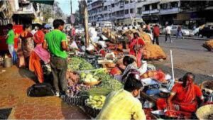 ठाण्यात धक्कादायक प्रकार! मानसिक संतुलन बिघडलेल्या महिलेने फेरीवाल्यांच्या गाड्यांचे केले नुकसान