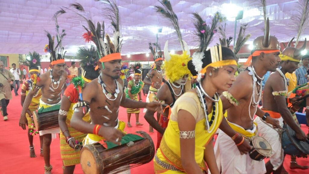 यवतमाळमध्ये आदिवासी बांधवांनी पारंपरिक वेशभूषा आणि दंडार नृत्य करत मोर्च्यात सहभाग