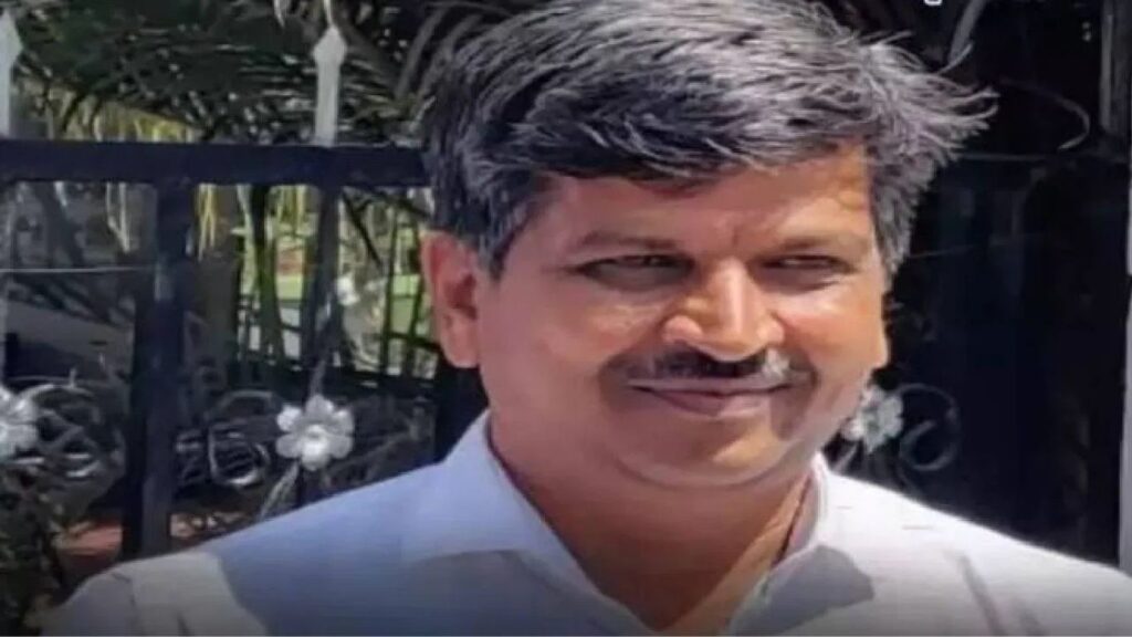 जगात पहिल्या नंबरची जिल्हा परिषद शाळा; दत्तात्रय वारे गुरुजींवर बदली संकट