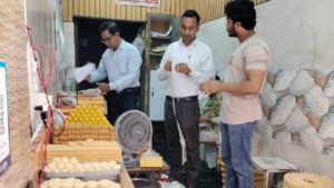 नोएडामध्ये 550 किलो बनावट चीज नष्ट; अन्न सुरक्षा विभागाची कारवाई