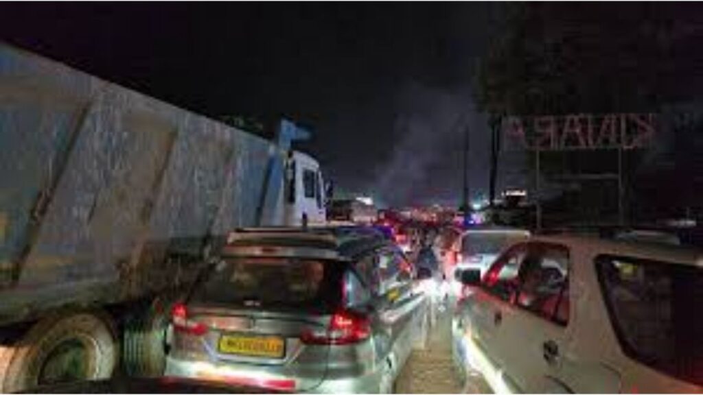 अहमदाबाद-मुंबई महामार्गावर 15 किमीची वाहतूक कोंडी; दिवाळीपूर्वी नागरिकांचे हाल