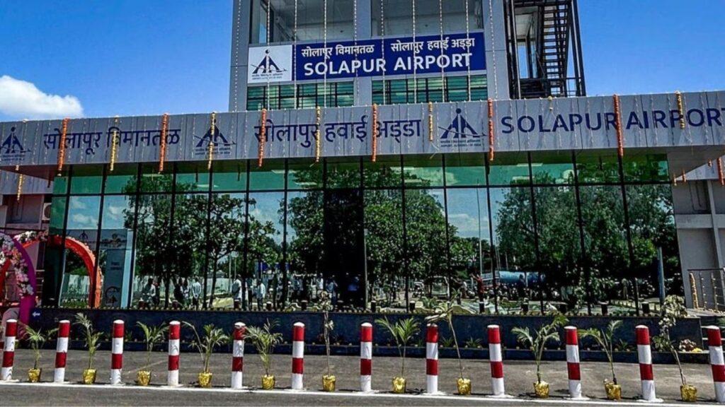 सोलापूर-मुंबई विमानसेवेचा शुभारंभ; मुख्यमंत्री देवेंद्र फडणवीस यांच्या हस्ते १५ वर्षांनंतर आकाशमार्ग खुला