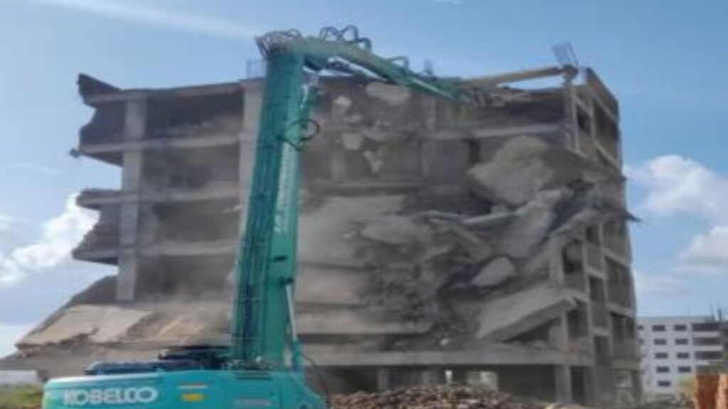 बकेश्वर रस्त्यावरील बेकायदेशीर बांधकामांवर प्रशासनाचा हातोडा; दिवाळीपर्यंत राहत्या घरांना सवलत