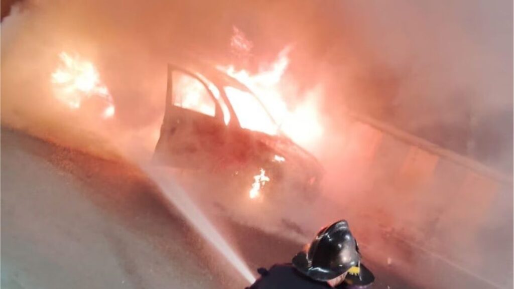 ठाण्यात चालत्या कारने अचानक घेतला पेट; चालकाने बाहेर उडी मारून वाचवले प्राण
