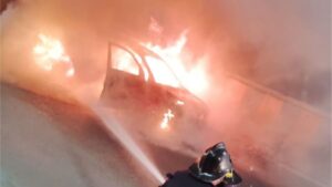 ठाण्यात चालत्या कारने अचानक घेतला पेट; चालकाने बाहेर उडी मारून वाचवले प्राण