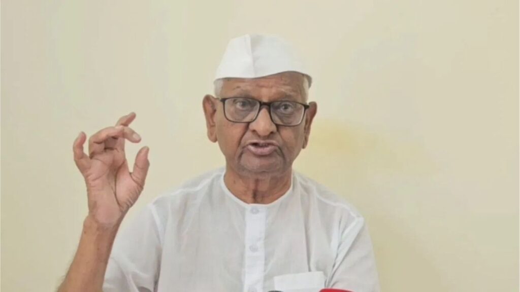 अण्णा हजारे यांच्याकडून अतिवृष्टीग्रस्तांना 10 लाखांची मदत; सामाजिक बांधिलकीचा आदर्श