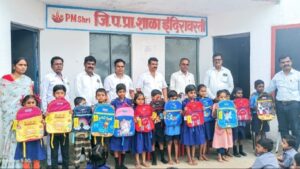 सोलापुरात भाजप ओबीसी मोर्चाकडून पूरग्रस्त विद्यार्थ्यांना शालेय साहित्य वाटप