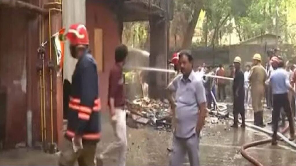 दिल्लीत ब्रम्हपुत्रा अपार्टमेंटच्या पार्किंगमध्ये आग, इमारतीत अनेक खासदारांची घरे