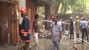 दिल्लीत ब्रम्हपुत्रा अपार्टमेंटच्या पार्किंगमध्ये आग, इमारतीत अनेक खासदारांची घरे