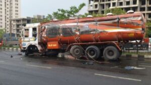 जुन्या पुणे-मुंबई रस्त्यावर टँकर ऑइल गळतीत 22 दुचाकी घसरल्या; जखमी